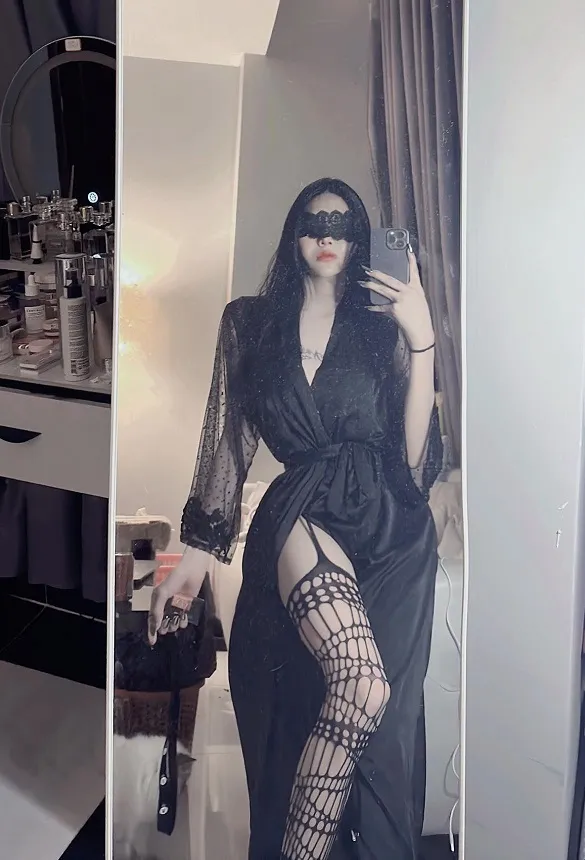 Tái sinh trở thành con của cô ấy